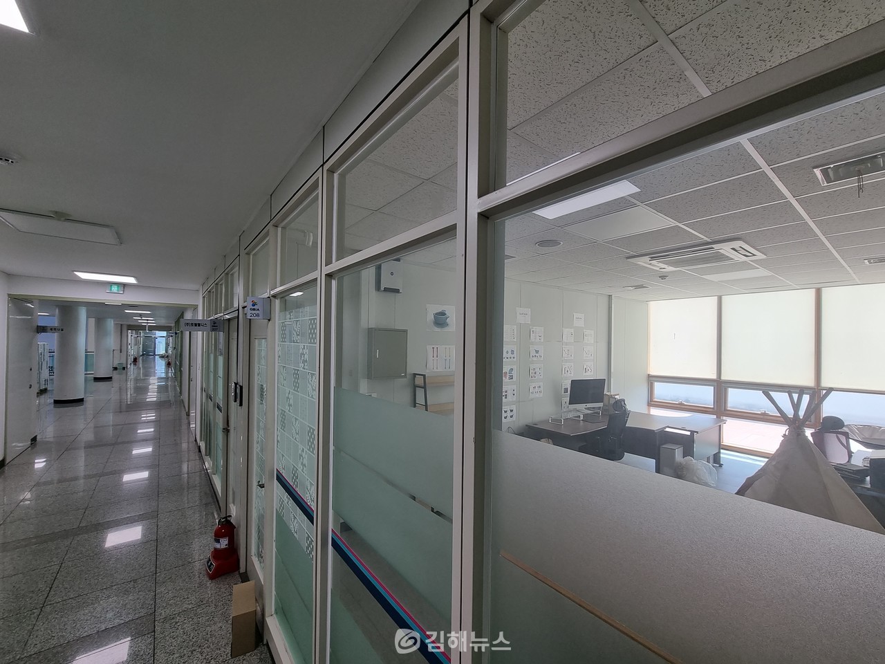 소셜빈의 본사였던 김해시 의생명센터 208호. 현재 직원은 없는 상태며 일부 집기만 덩그러니 남겨져 있다.  전형철 기자