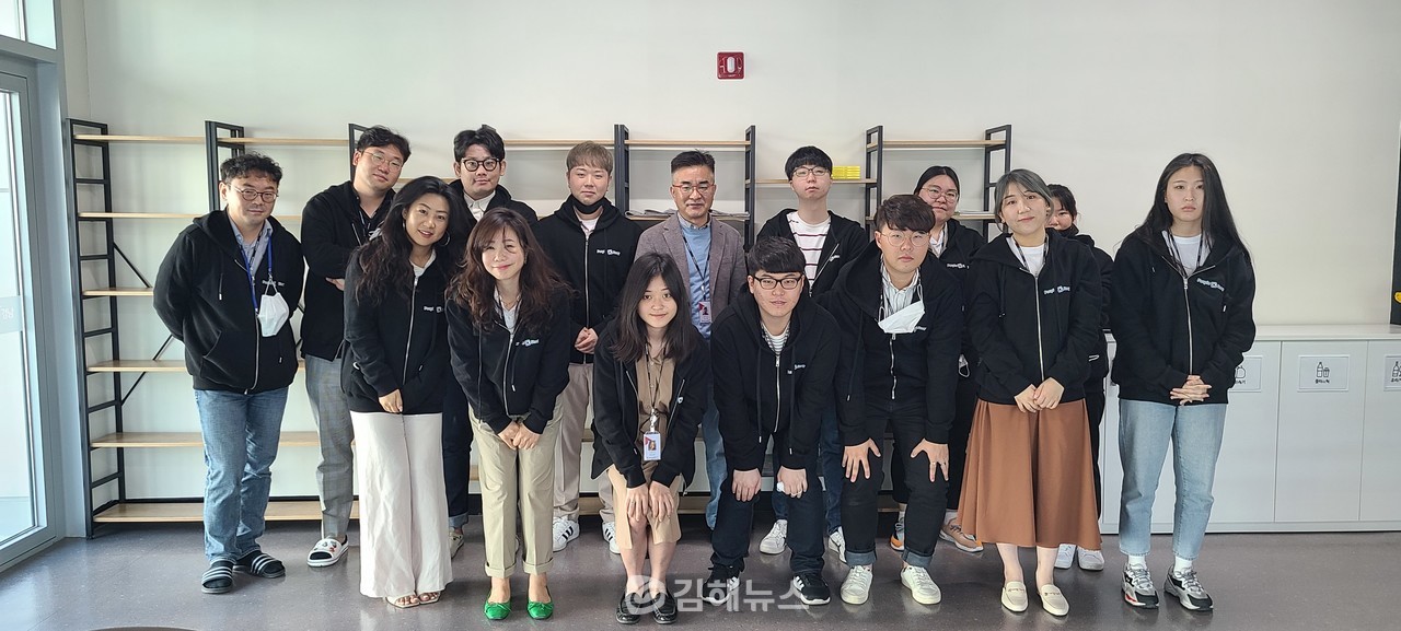 피플앤스토리 김남국 대표(둘째줄 오른쪽 네번째)와 웹툰사업부 직원들의 모습