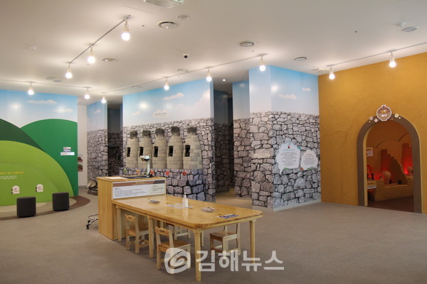 어린이박물관 '아우름' 내부. 양산 가마·원적산 봉수대를 재현한 모습.  김미동 기자