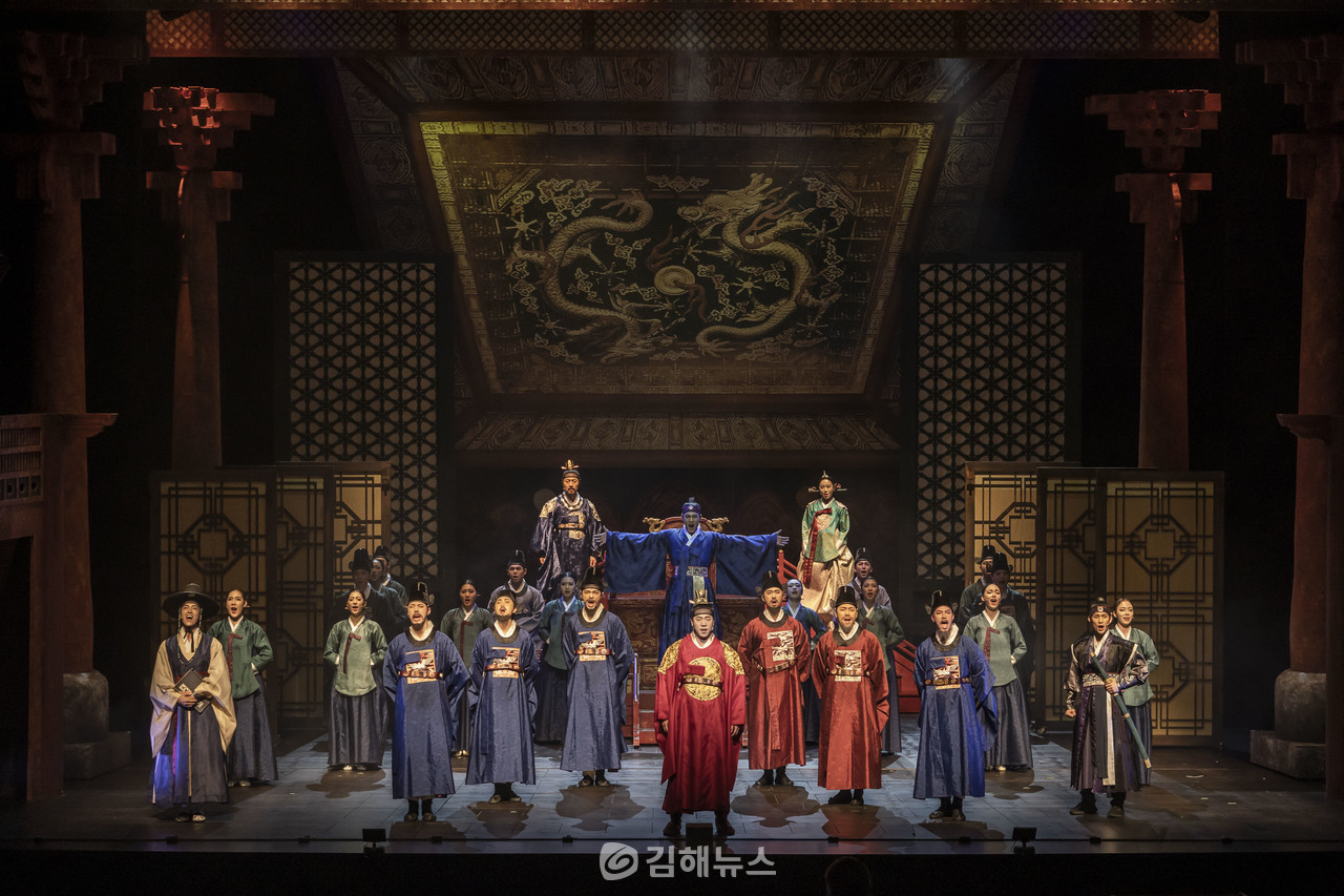 하반기 김해문화의전당 공연을 앞둔 뮤지컬 '세종, 1446' 무대의 한 장면.