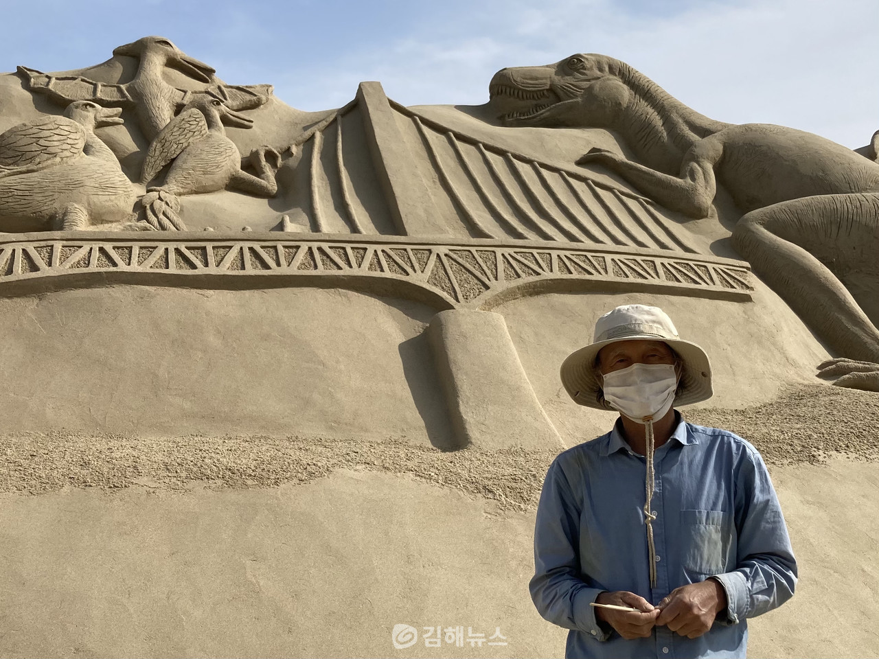 김길만 모래조각가가 해운대모래축제 작품 앞에서 포즈를 취하고 있다. 이선주 기자