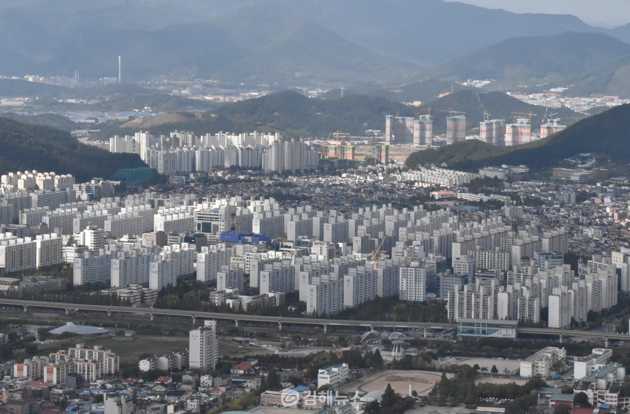 김해·양산지역에서 매매거래된 아파트 중 상당수가 외지인들이 사들인 것으로 나타났다.