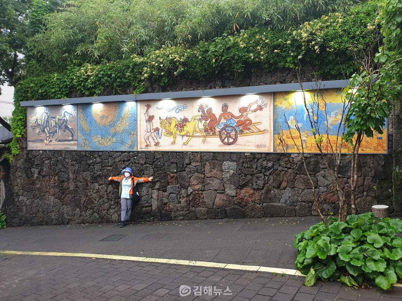 이중섭 거리의 벽화를 배경으로 한 관광객이 사진을 찍는 모습. 이중섭 거리는 서귀포시가 가진 다양한 '미래문화자산' 중 하나다. 이현동 기자