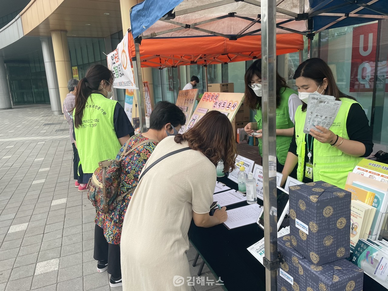 지난 15일 경남노인보호전문기관이 롯데마트 양덕점 앞에서 진행한 노인학대예방캠페인 홍보부스.