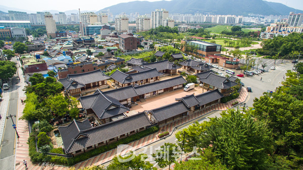 김해문화도시센터가 위치한 김해 한옥체험관 전경.
