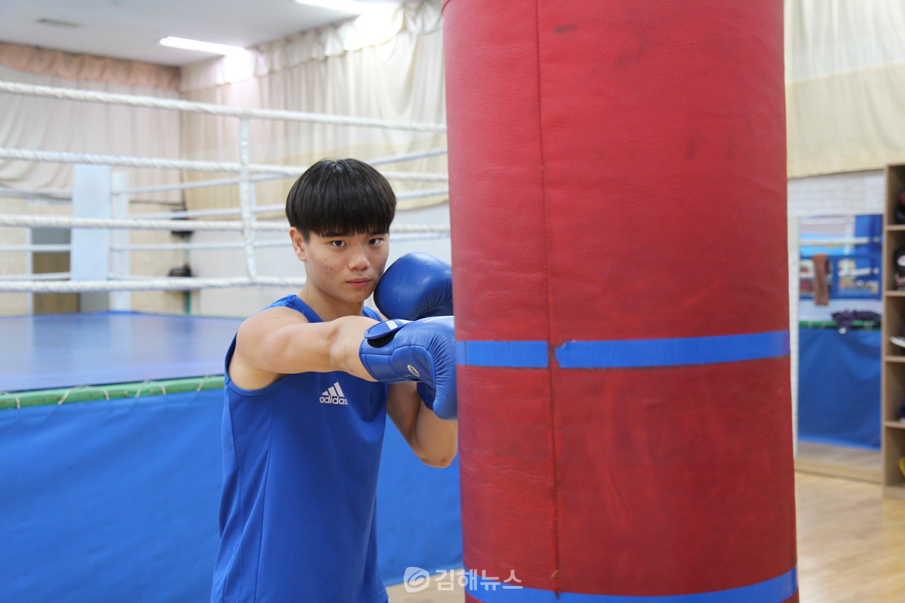 '한국 복싱의 미래'로 불리는 서민제 선수가 날카로운 눈빛으로 카메라를 응시하고 있다.  이현동 기자