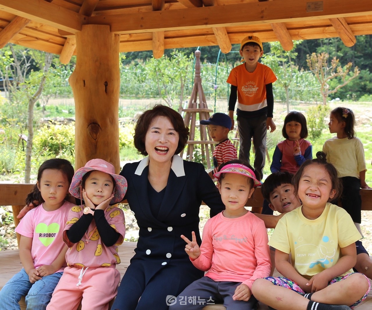 코오롱한샘유치원 조갑련 이사장이 유치원 내 정자에서 아이들과 함께 카메라를 보며 환히 웃고 있다.  김미동 기자