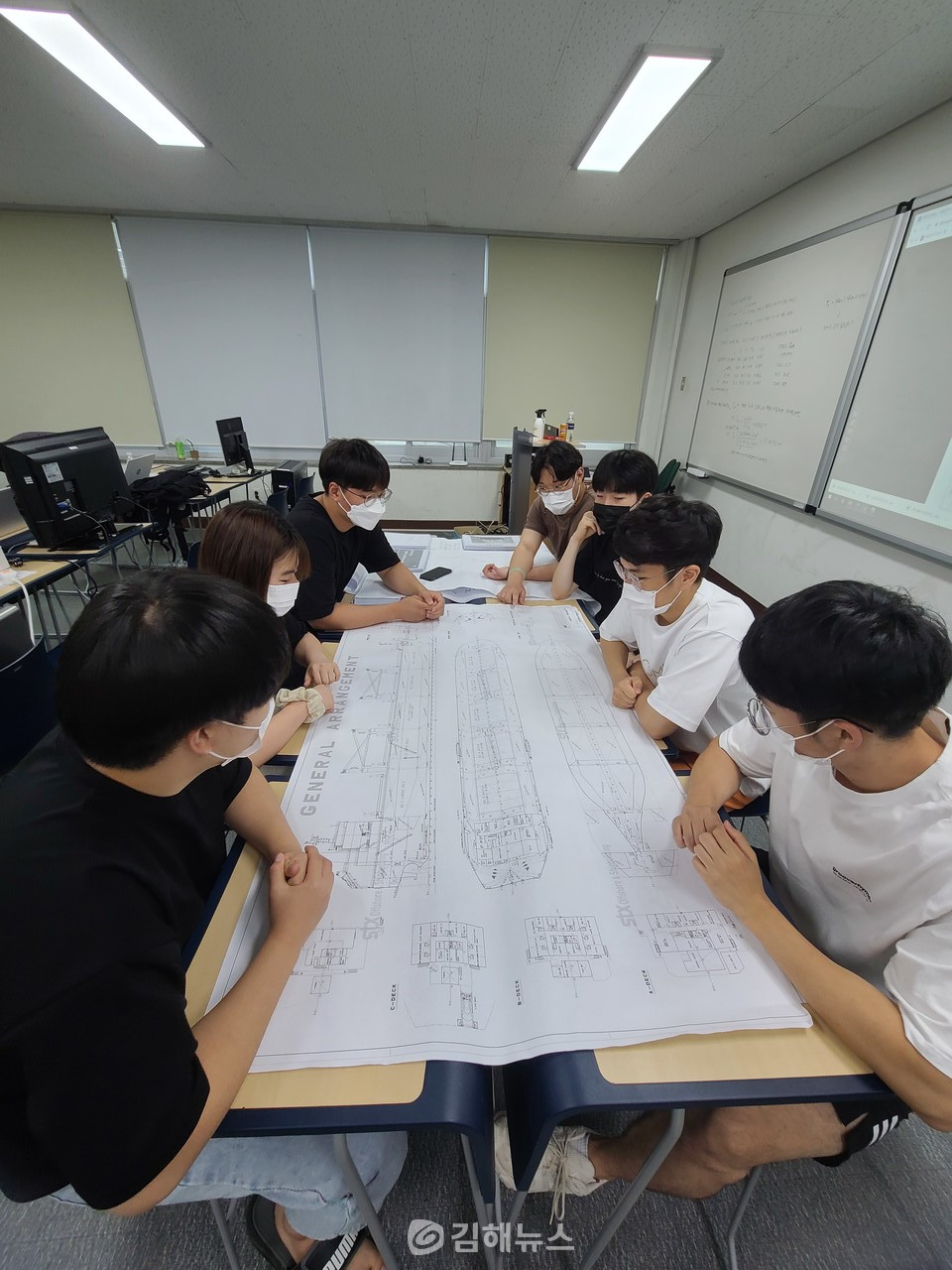 창원대 조선해양공학과 학생들이 선박 설계 도면을 보고 있다.  최인락 기자