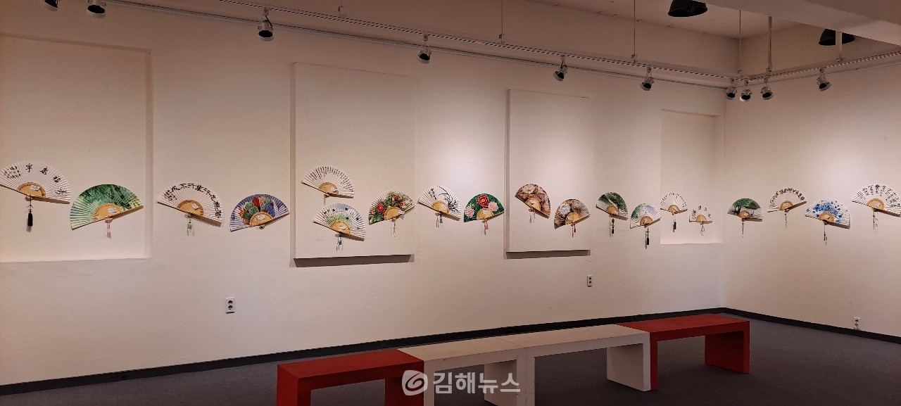 김해시 진영읍 라홍갤러리에서 열린 김해선면작가순회전 전시 모습.