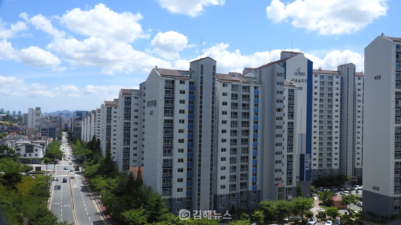 가야대학교에서 바라본 김해 삼계동 일대 아파트 단지 모습.