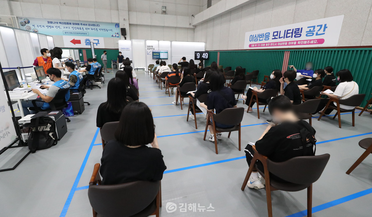고3 학생들이 코로나19 백신을 접종하고 이상반응 관찰을 위해 대기하고 있다.  연합뉴스