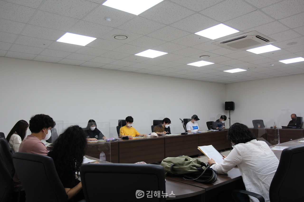 지난달 24일 김해문화의전당 대회의실에서 진행된 창작연극 '불의 전설' 첫 연습 현장.  김미동 기자