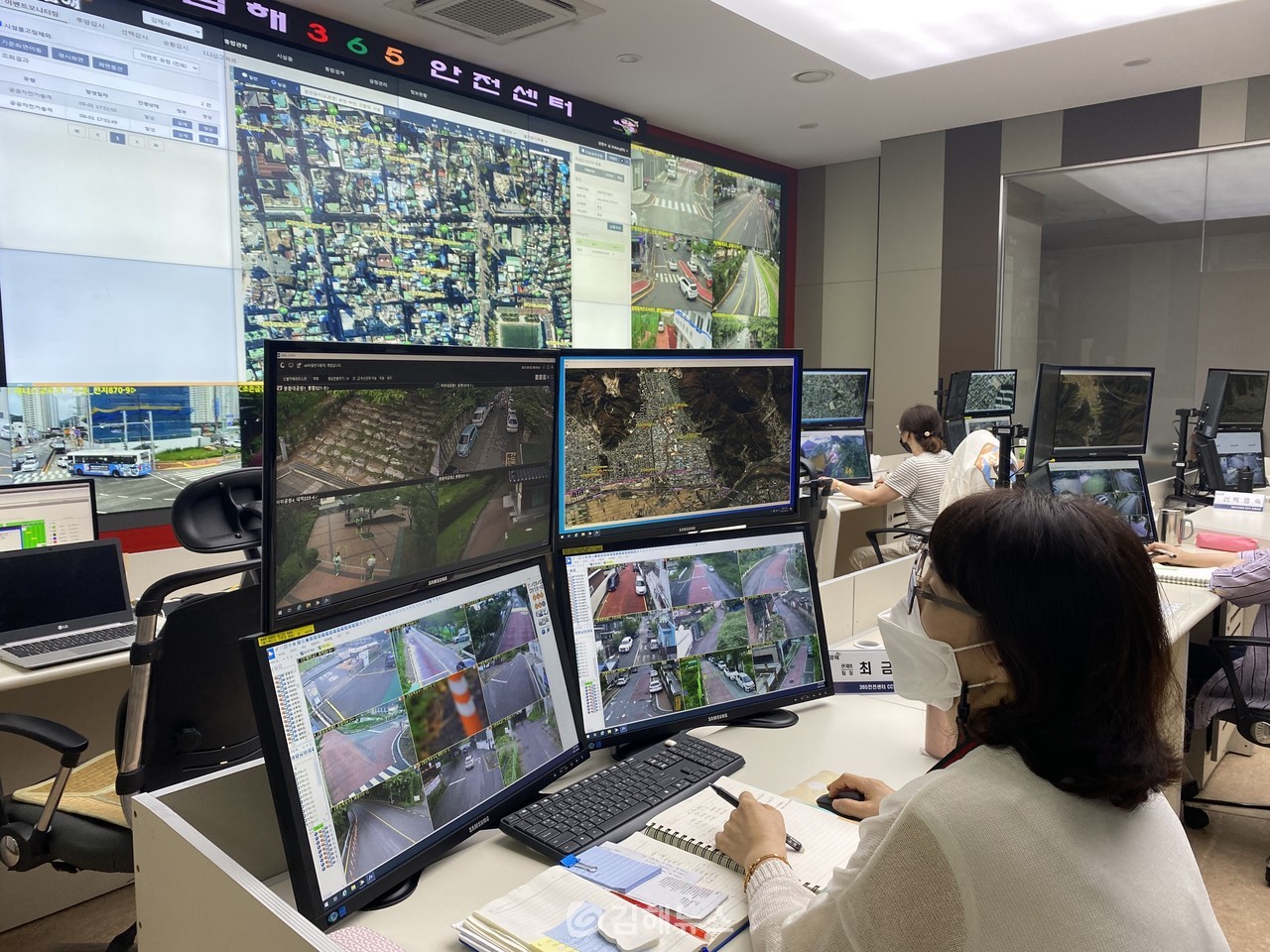 지난 2일 김해365센터의 최금임 관제요원이 CCTV 영상을 모니터링 하고 있다. 원소정 기자