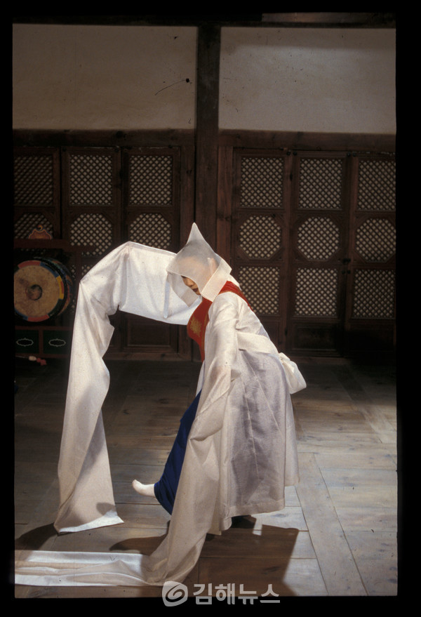 고(故) 이애주의 1997년 서울 승무공연 모습.