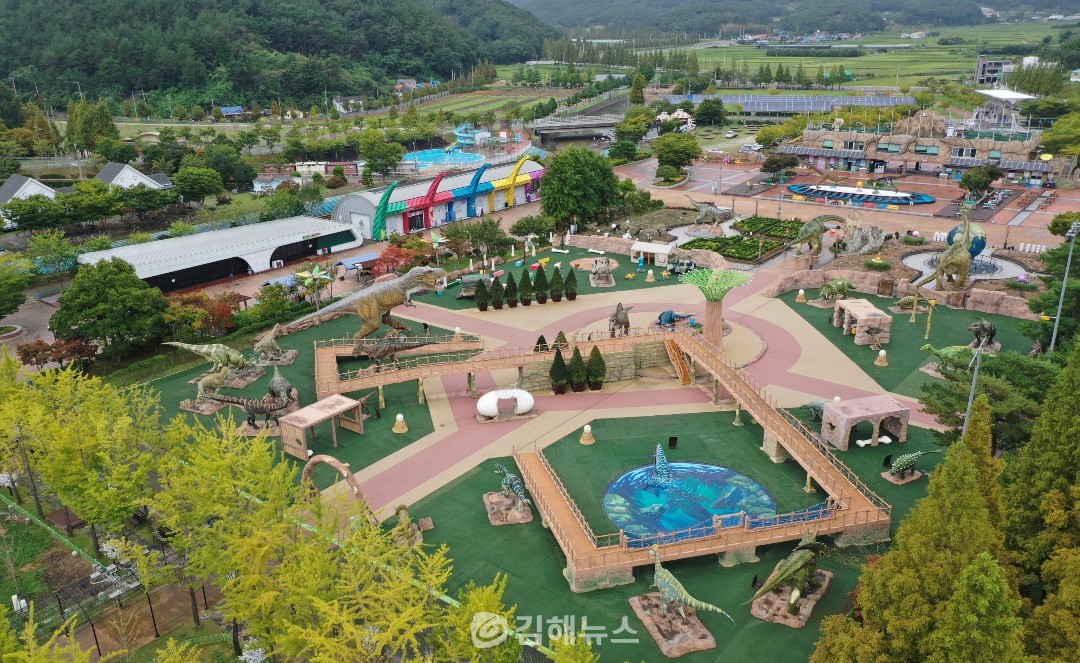 2021경남고성공룡엑스포가 경남 고성군 당항포관광지에서 오는 11월 7일까지 열린다. 사진은 6일 오후 고성 당항포 관광지 전경.