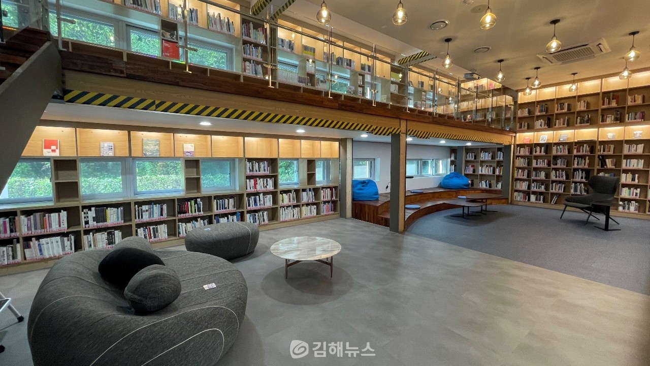 지난 15일 재개관한 경남도교육청 마산도서관의 모습.