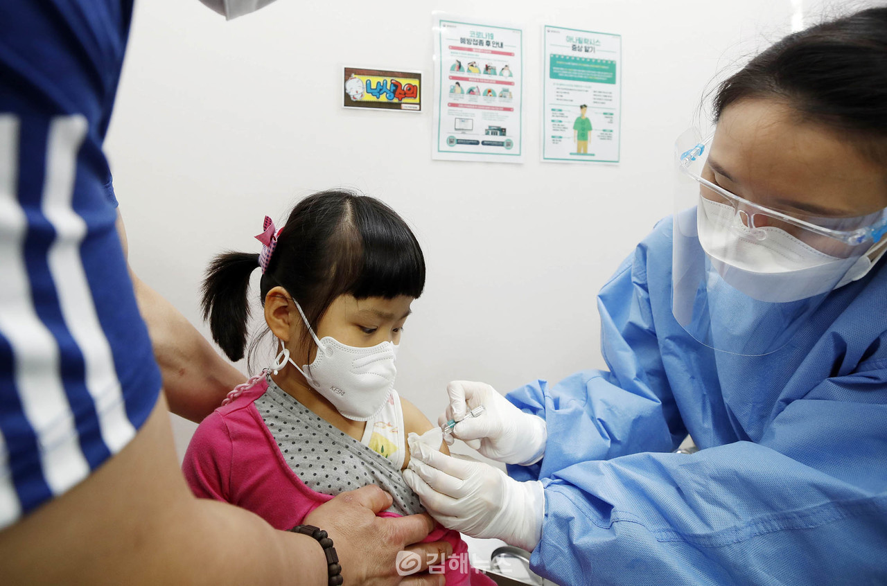 한 어린이가 독감 백신접종을 받고 있는 모습.  연합뉴스