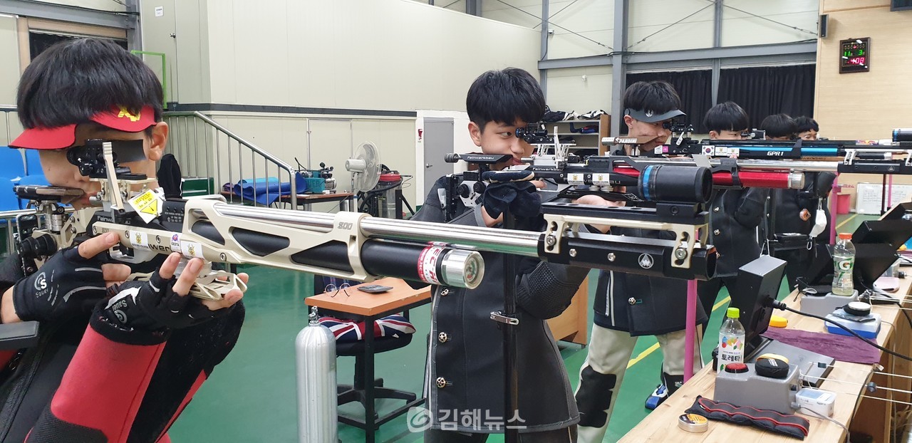 김해시사격장에서 연습을 하고 있는 김해삼계중 사격부 선수들. 송희영 기자