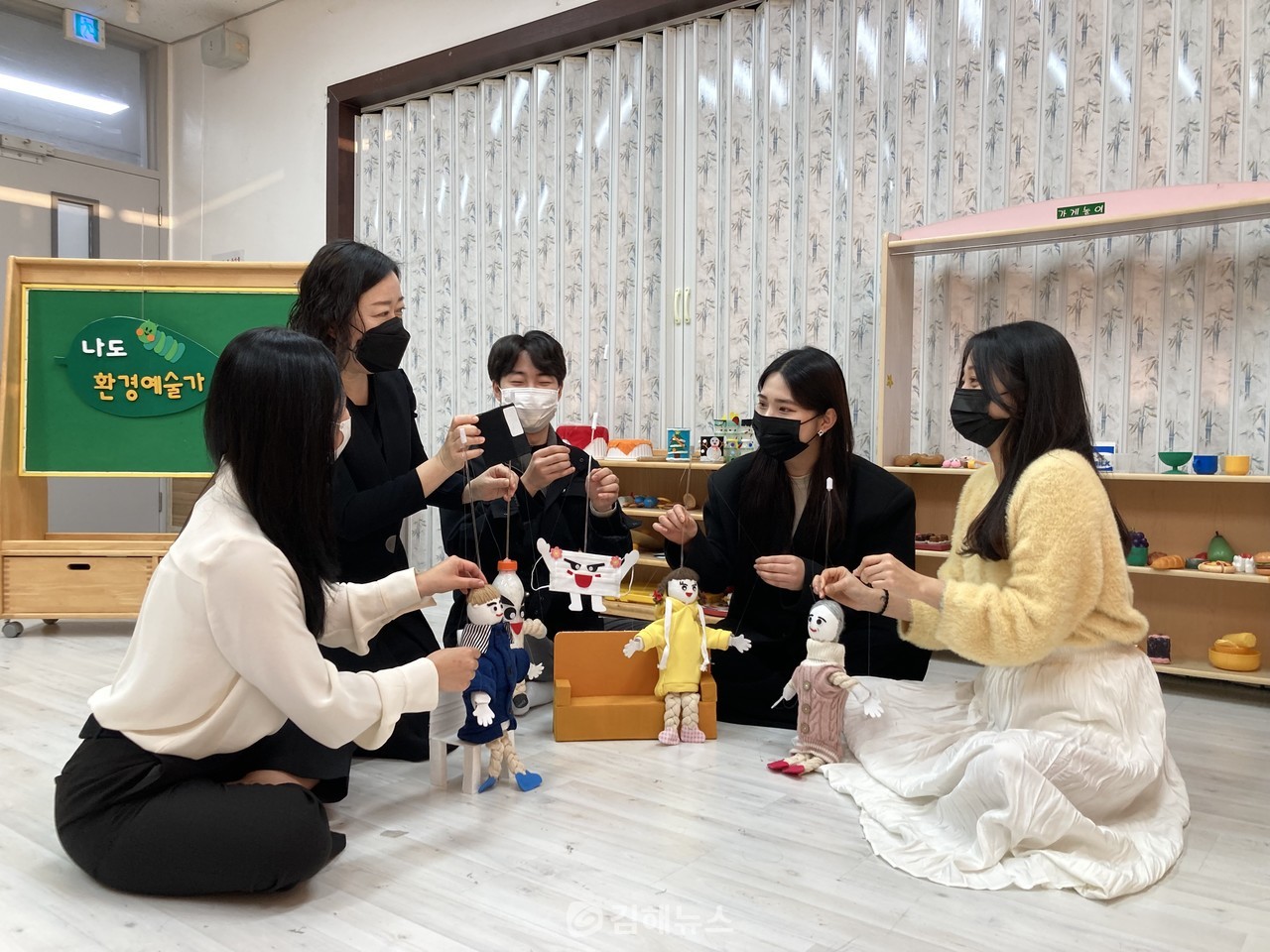 김해대 유아교육과 우수희 교수가 학생들과 함께 인형극 수업을 진행하고 있다. 이선주 기자