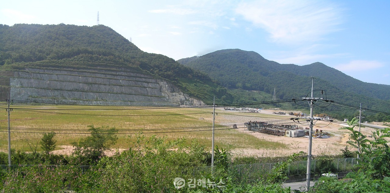 산림복구를 마친 2011년 9월 당시 삼계석산 모습.  사진제공 = 이영철 전 김해시의원