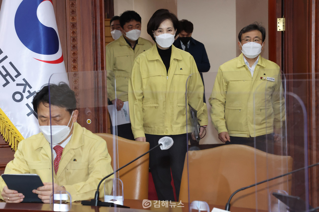 유은혜 교육부 장관이 지난 21일 중앙재난안전대책본부 회의에 참석하고 있다. 연합뉴스