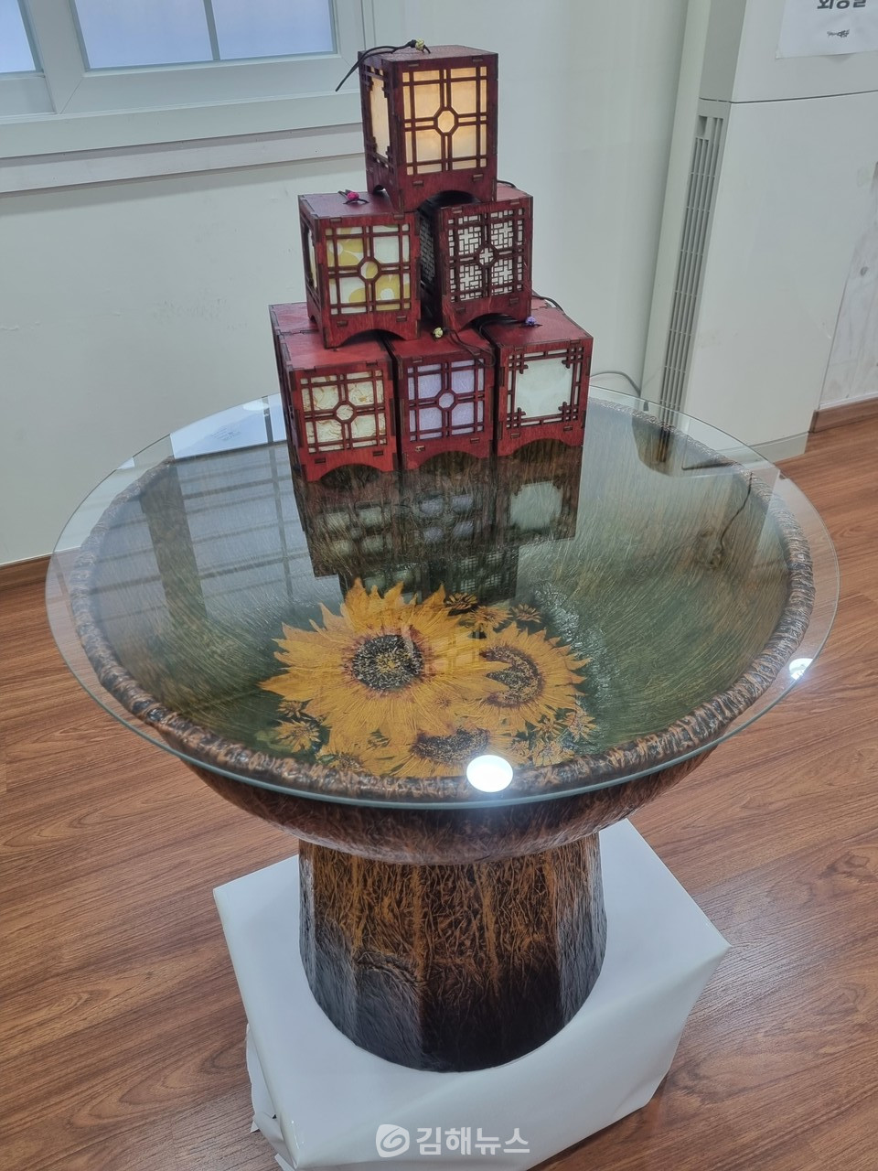 한지공예품 '탁자'.그 위에 올려져 있는 것은 '한지등(燈)'.