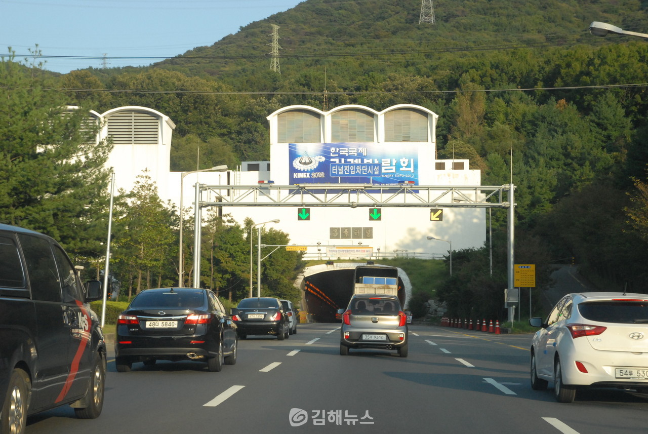 비음산터널 사업이 김해~밀양고속도로 건설로 기대감을 높이고 있다. 사진은 김해와 창원을 잇는 창원터널.