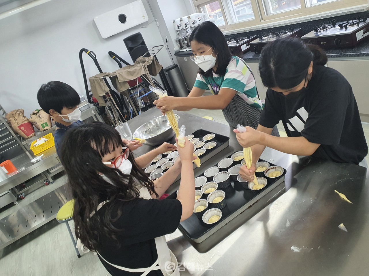 행복마을학교 제과·제빵 수업 참여 학생들의 실습 장면.