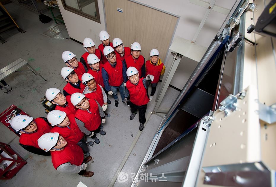 한국승강기대학 학생들이 엘리베이터 관련 실습교육을 받고 있다.(사진=한국승강기대학)