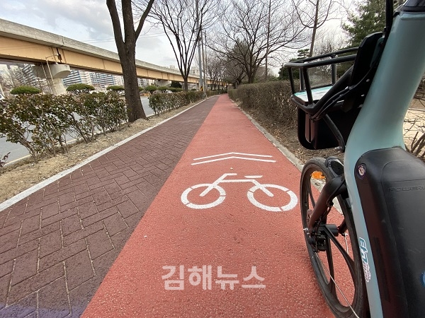김해시가 올해도 모든 시민에게 자전거보험을 자동 가입하고 있다.
