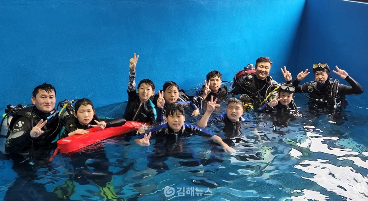 스쿠버다이빙 체험활동에 참여하고 있는 청소년들. (사진=다이브채널)