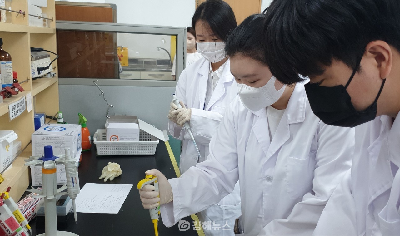 방사선화학과의 전신인 의생명화학과 학생들이 화학실험을 하고 있다.
