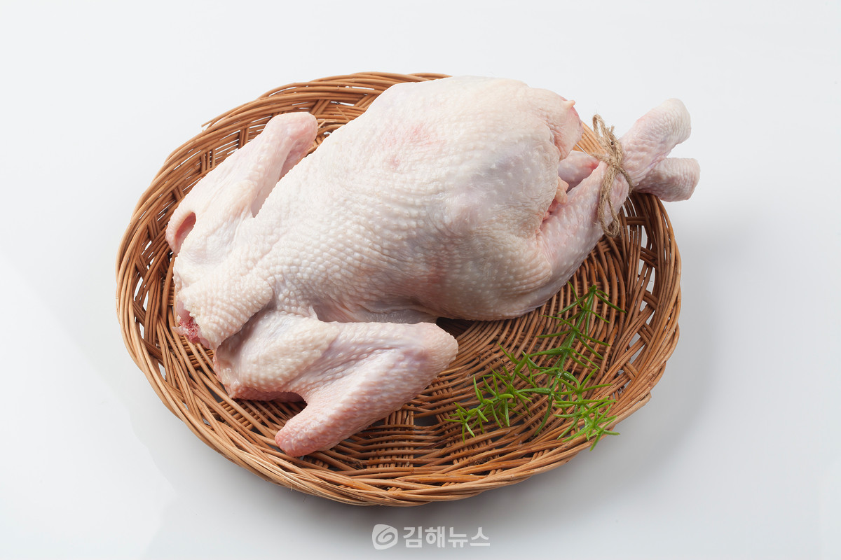 신선한 닭고기는 피부색이 연한 살구색으로 광택이 있고 육질에 탄력성이 있다.(사진=이미지투데이)