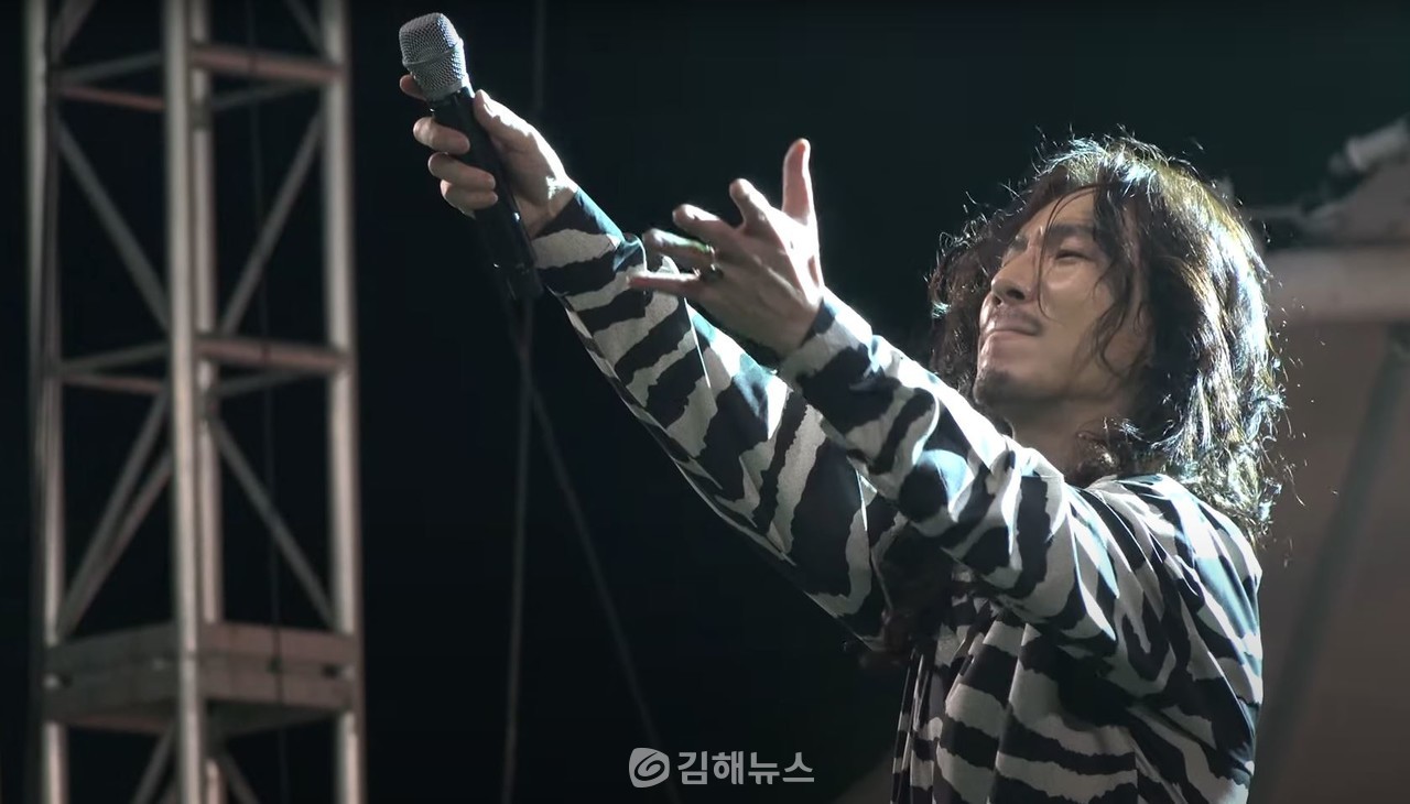 가수 정홍일이 내달 1일 김해가야테마파크에서 열리는 '연어' 무대에 오른다. (사진=유튜브캡처)
