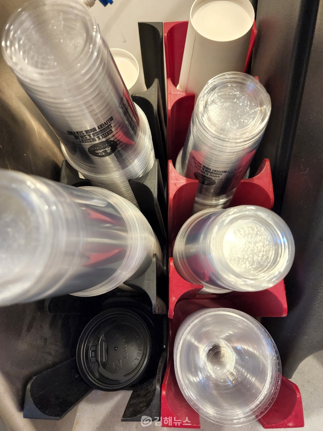 김해 한 카페에 쌓여있는 일회용 플라스틱 컵과 종이컵.