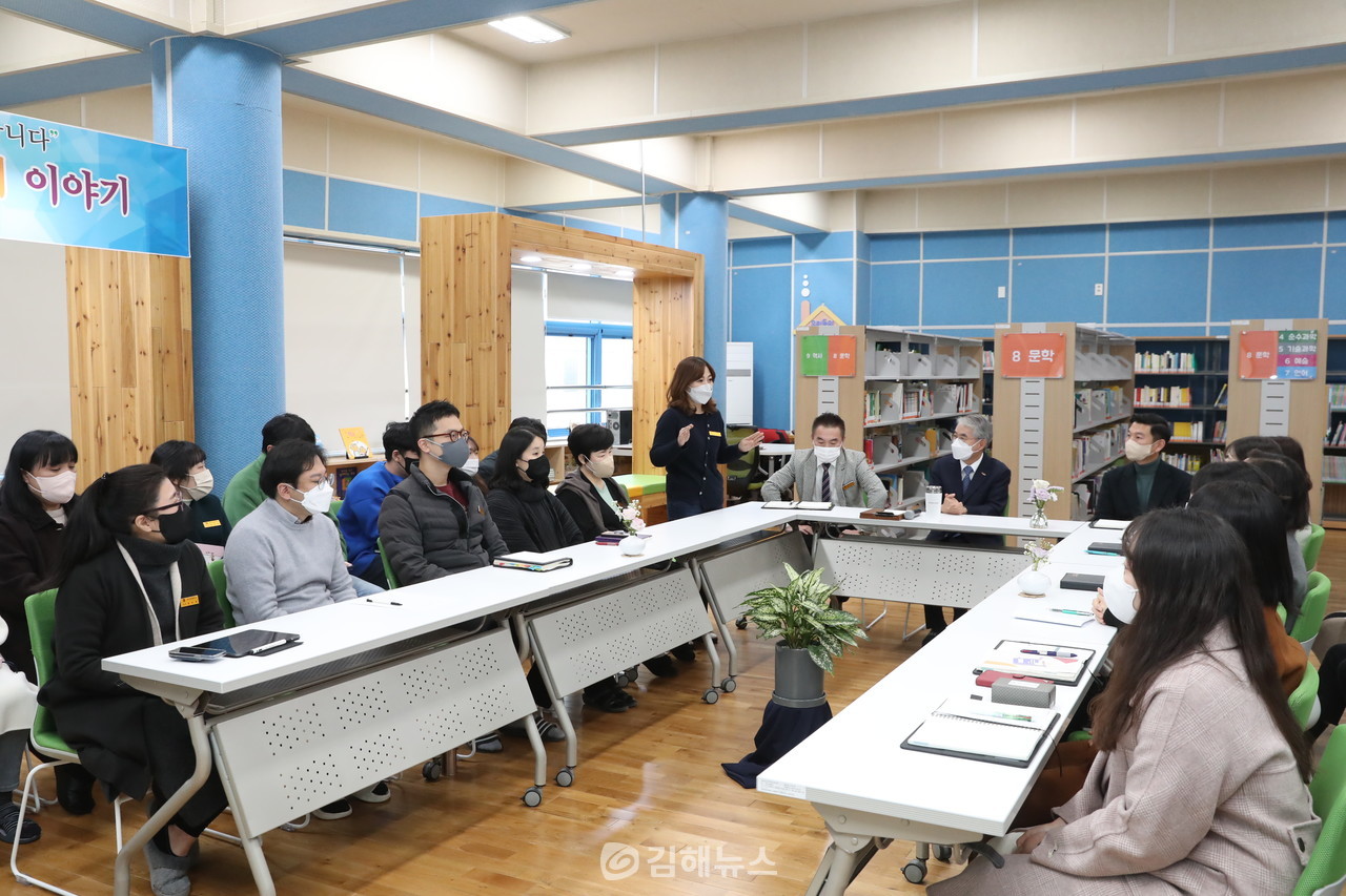 양산 금오초중학교를 찾은 박종훈 교육감이 교직원과 간담회를 갖고 있다. (사진=경남도교육청)