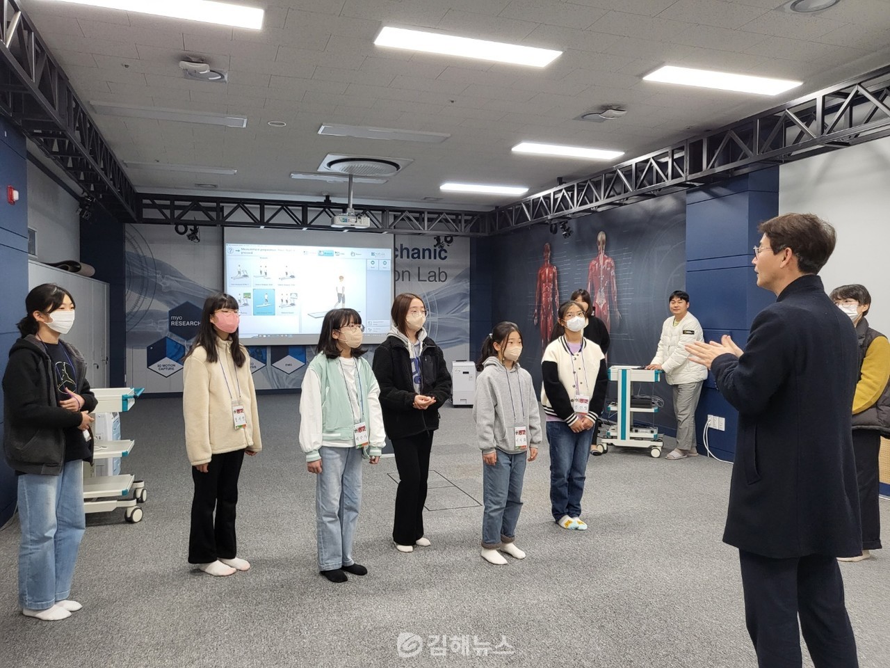 김해의생명산업진흥원을 찾아 취재활동을 펼치고 있는 어린이 기자단. (사진=김해시)