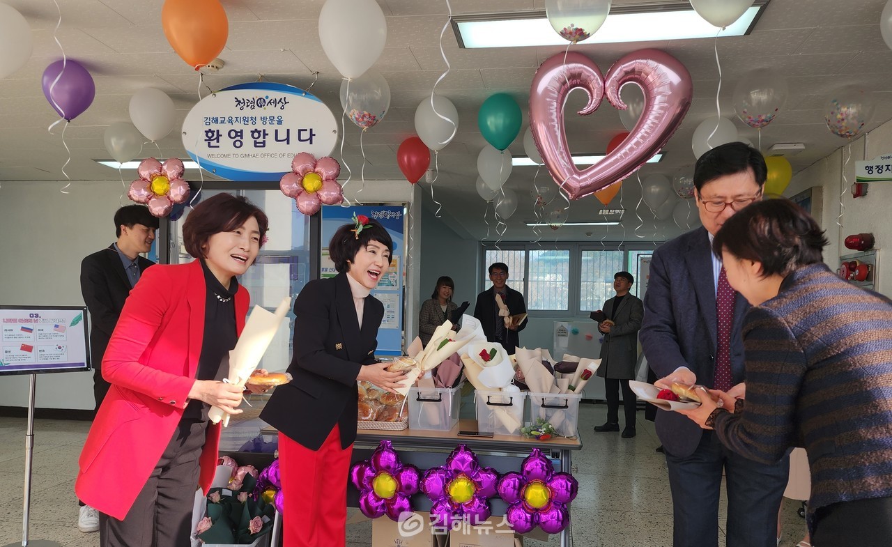 김해교육청은 출근하는 직원들에게 빵과 장미를 나눠주며 세계여성의날을 기념했다.