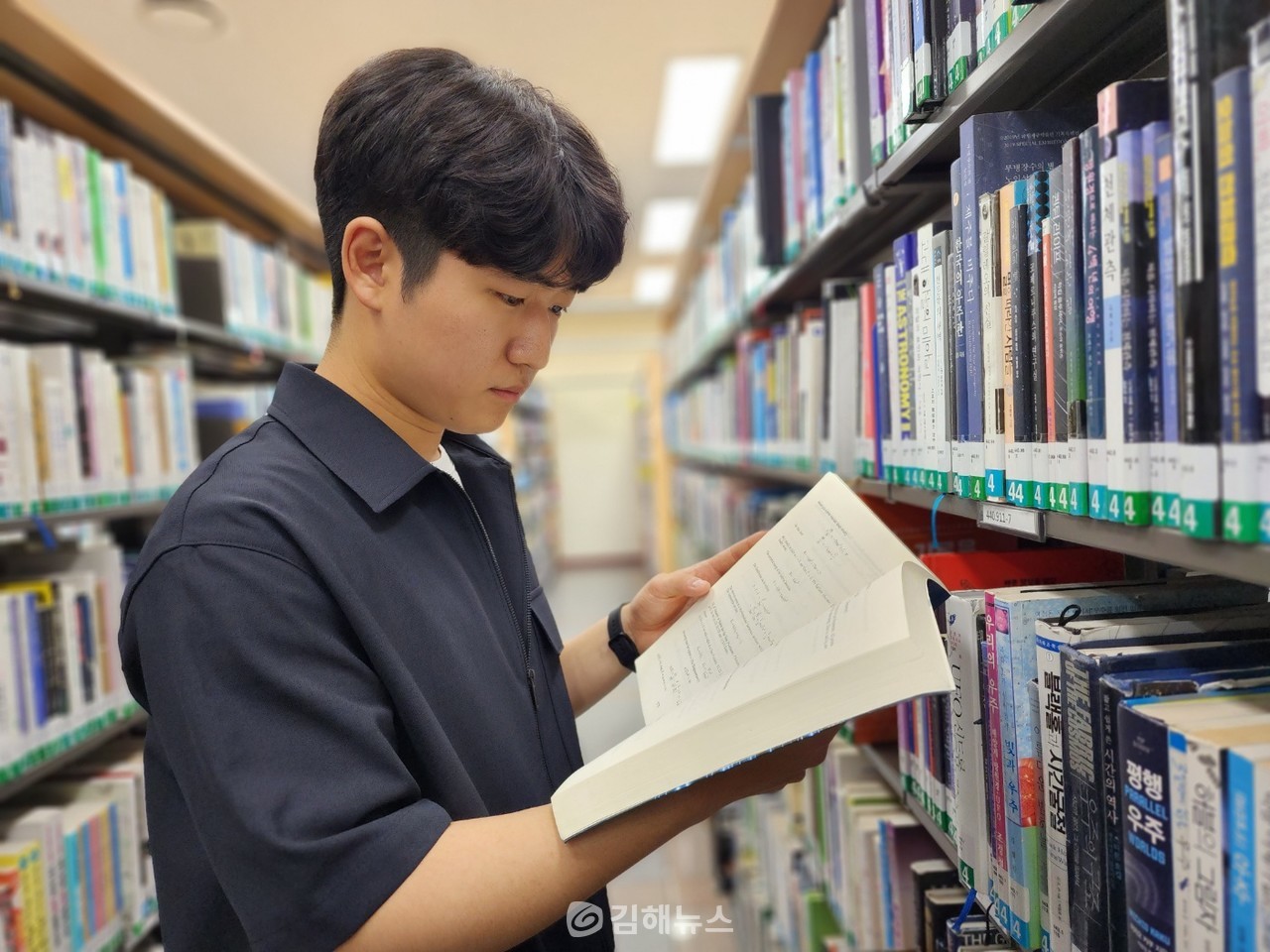 손성현 씨는 가장 좋아하는 책 중 하나를 '수학의 정석'이라고 밝혔다. 그는 군더더기 없이 깔끔하다고 이 책의 장점을 소개했다. 사진은 김해도서관 열람식에서 책을 고르고 있는 손 씨의 모습. (사진=송희영 기자)