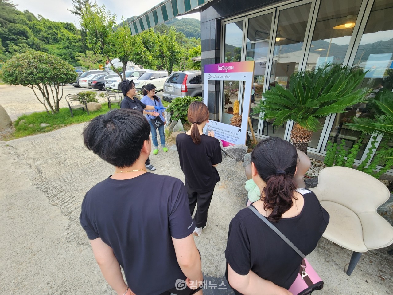 식당 앞 화단에 핀 소철꽃을 보고 있는 방문객들. (사진=송희영 기자)