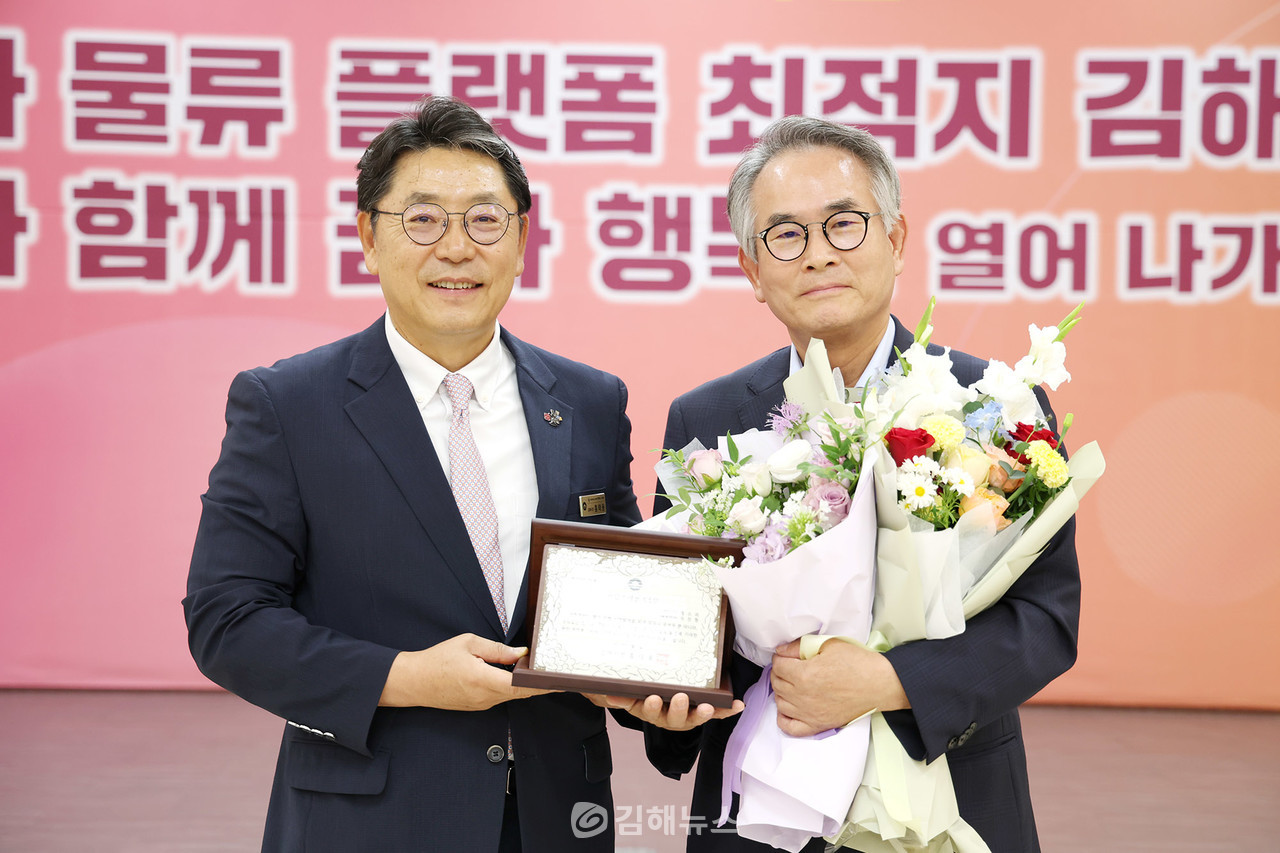 김해시 7월의 자랑스러운 CEO상을 수상한 디에스피 김진형 대표(우측). (사진=김해시)