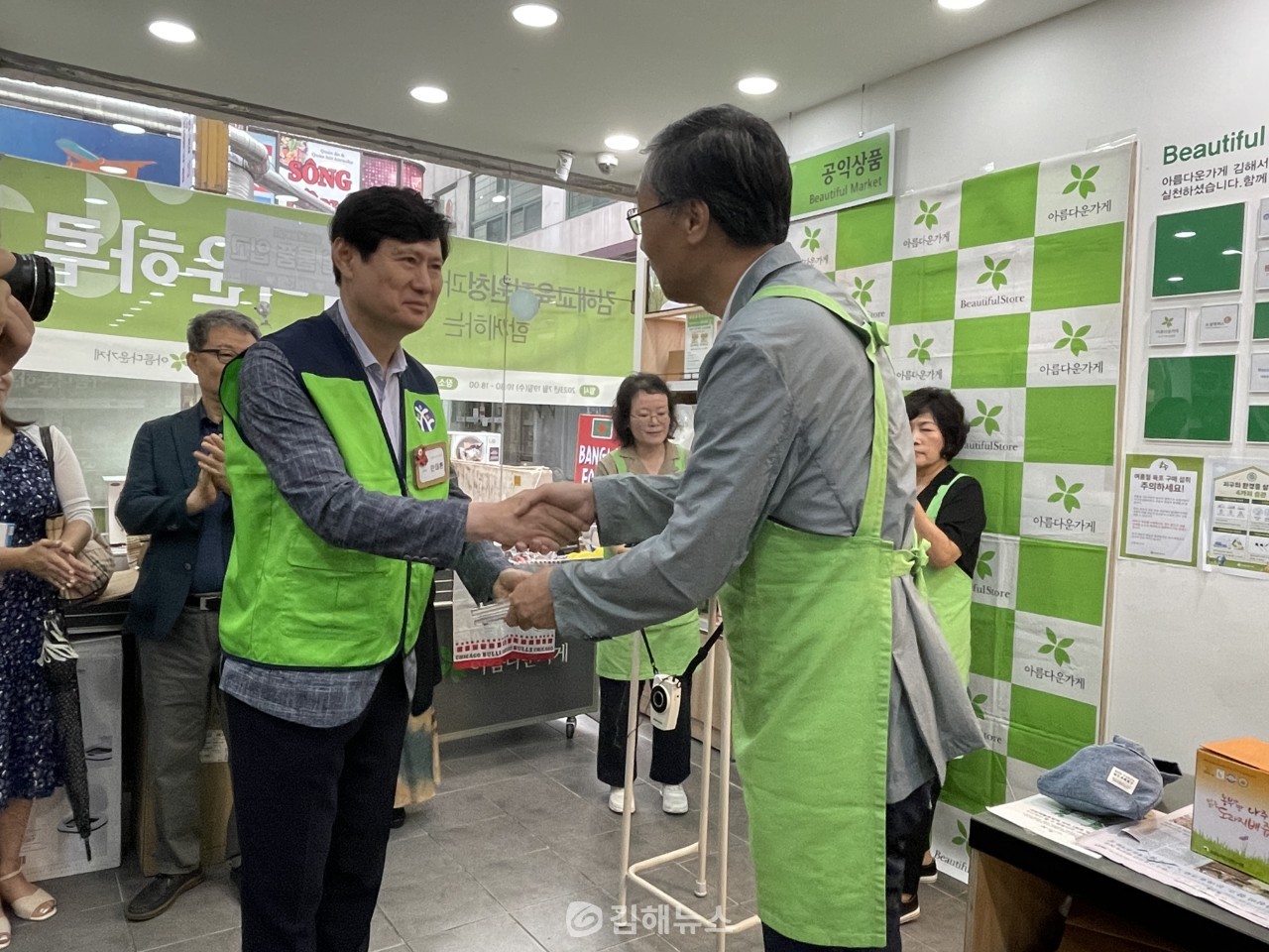 김해교육지원청과 아름다운가게 서상점이 19일 아름다운 하루 자원봉사를 실시했다. (사진=김해교육지원청)