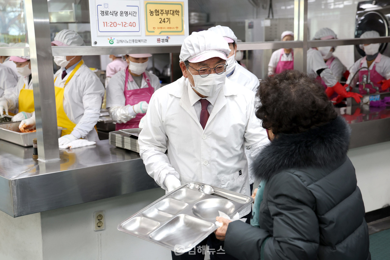 홍태용 김해시장이 김해시노인종합복지관에서 자원봉사자들과 함께 배식 봉사를 하고 있다. (사진=김해시)