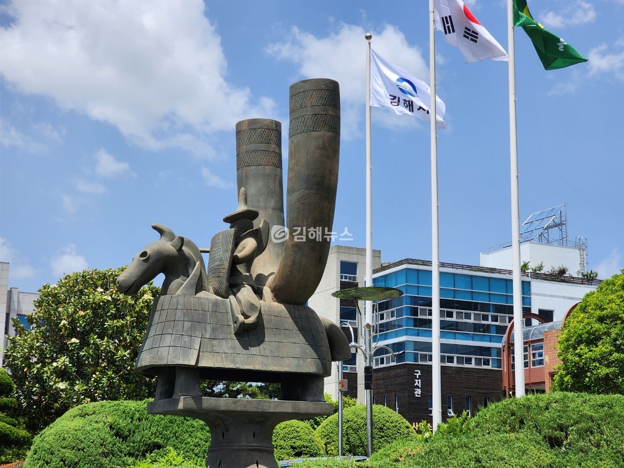 김해시 대표 상징물로 시청 앞에 설치된 기마형인물상. 김해뉴스DB