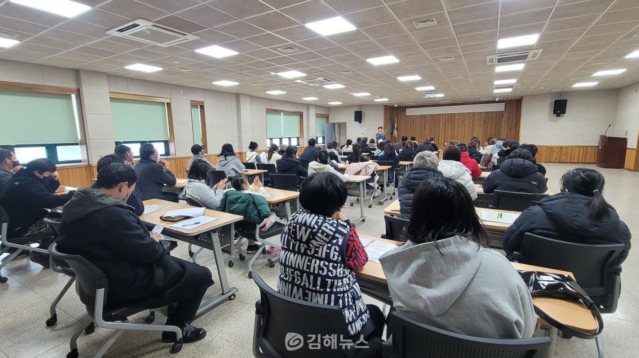지난 5일 김해시농업기술센터에서 일련 외국인 계절근로자 설명회. (사진=김해시)