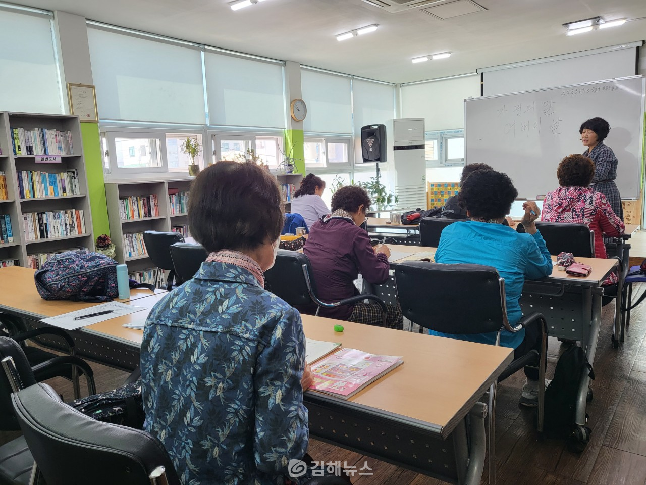 김해시 한 성인문해교실에서 배움의 기회를 찾은 시민들. (사진=김해시)