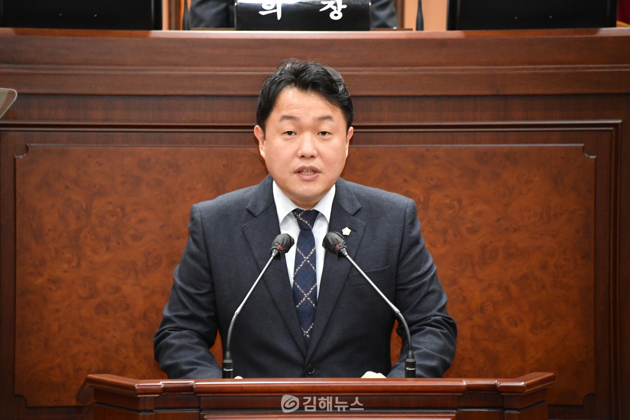 김해시의회 결의문을 낭독하고 있는 김진일 의원.