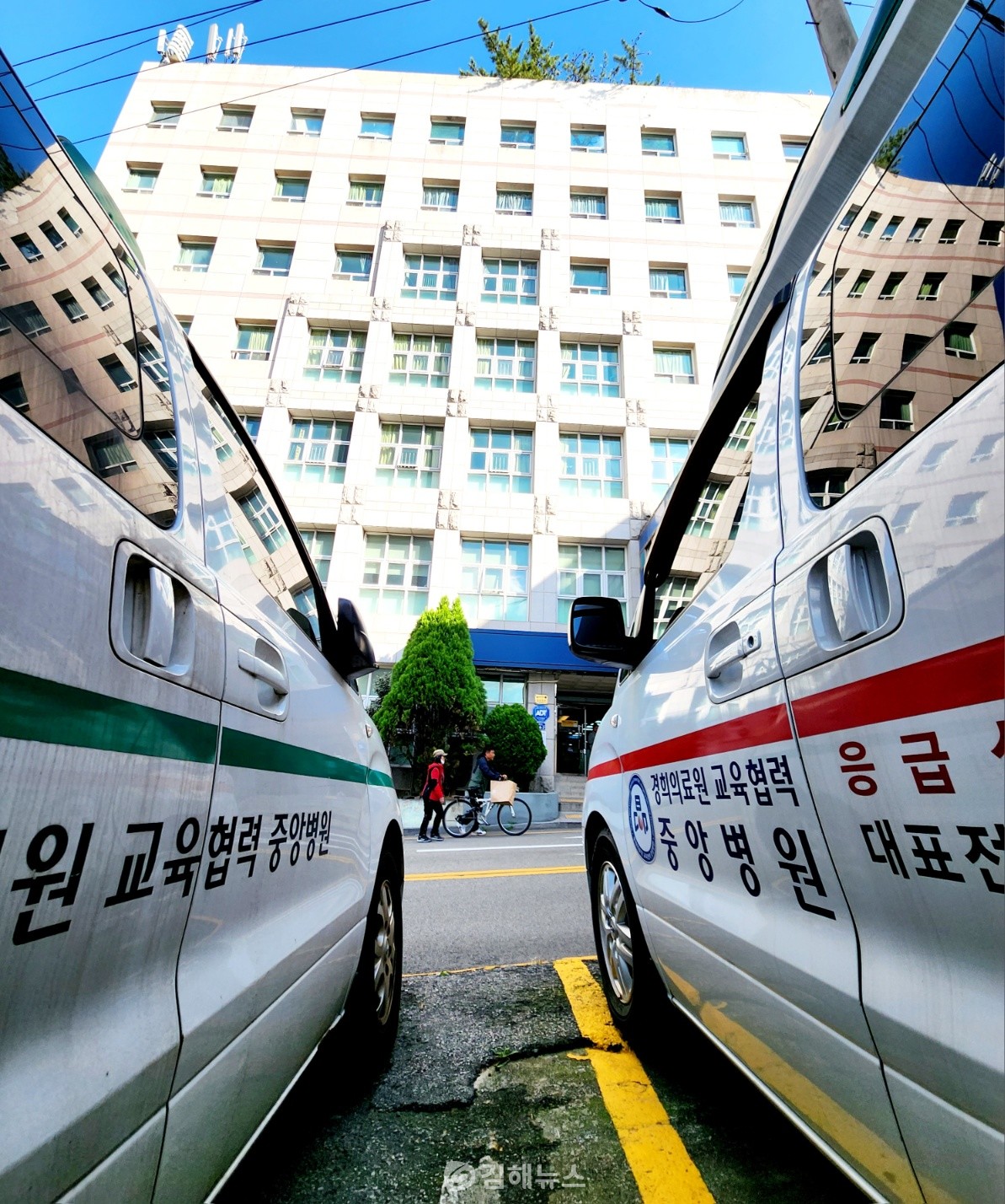 응급차 사이로 보이는 김해중앙병원. 지난해 10월 병원 폐쇄 전 모습. 김해뉴스DB