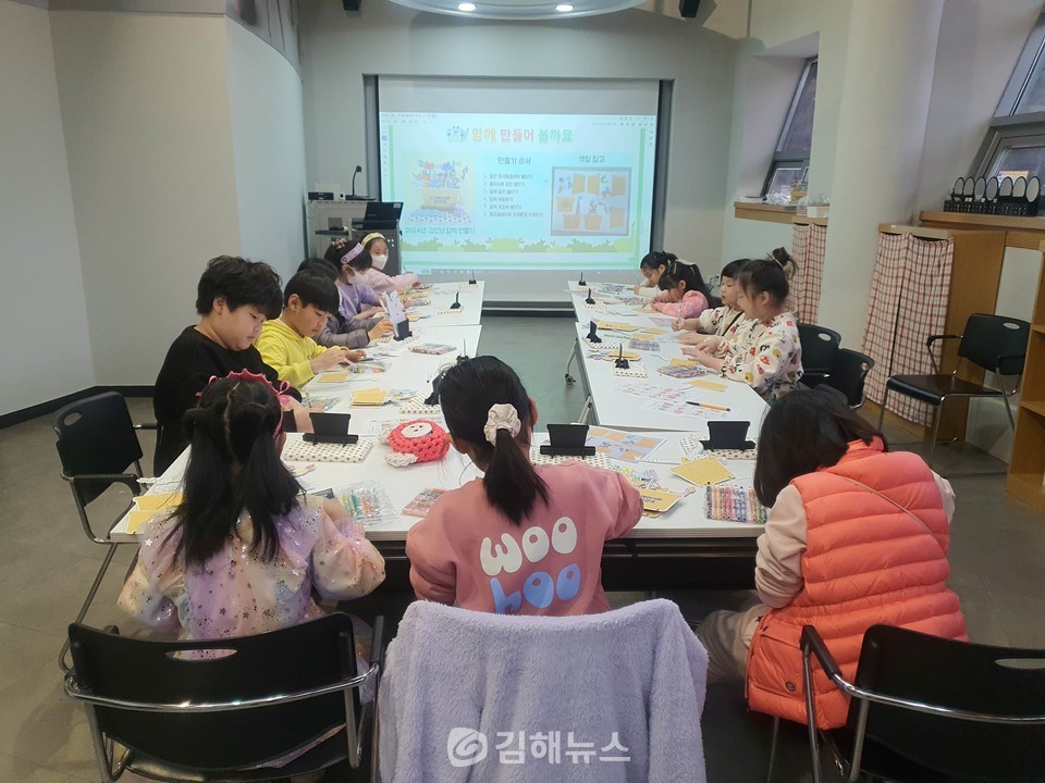 대성동고분박물관에서 운영하는 교육프로그램에 참여 중인 학생들. (사진=김해시)