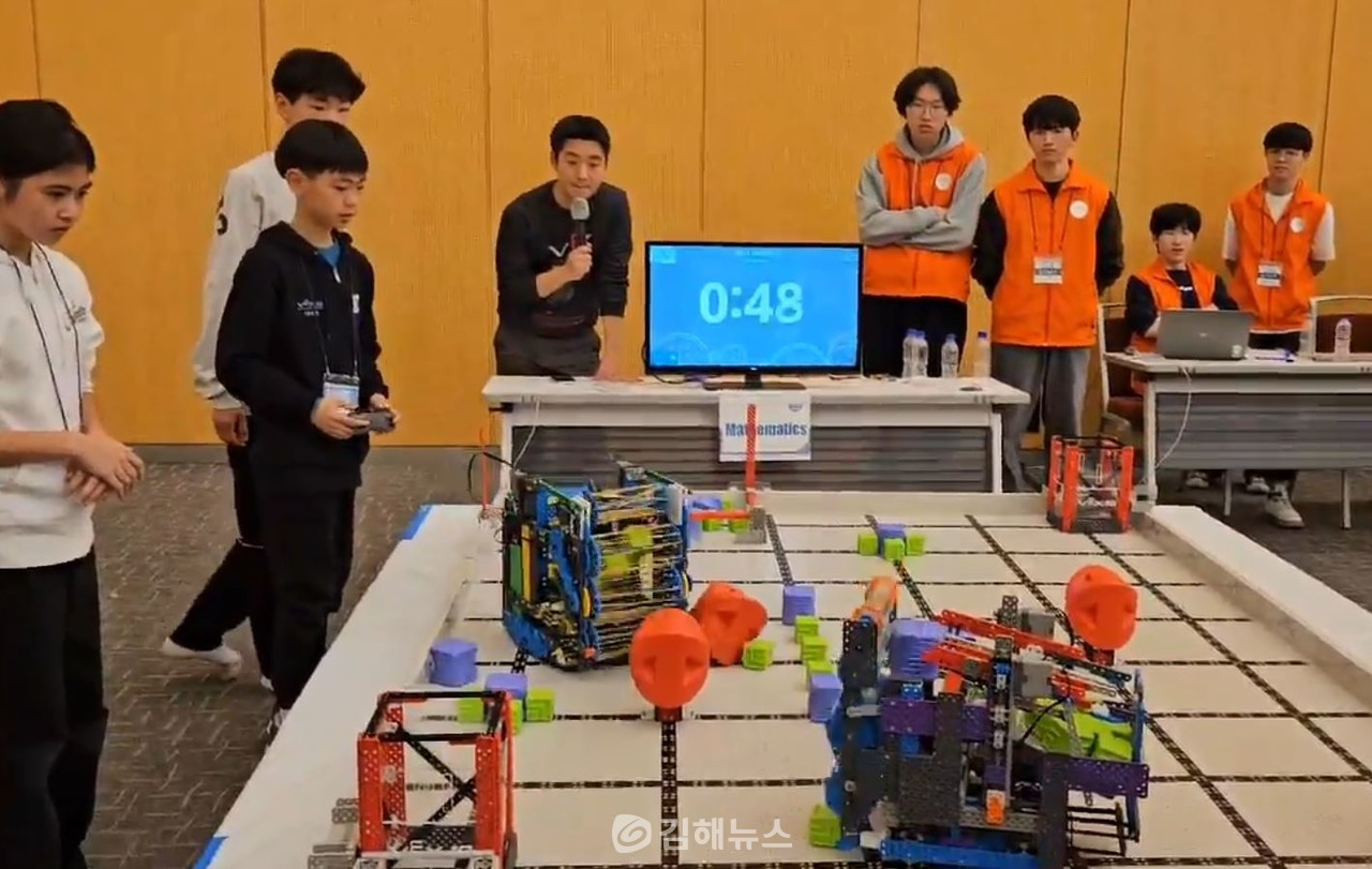 2023~2024 VEX IQ로보틱스코리아챔피언십 결승전에서 로봇을 조정하고 있는 김연준 학생. 